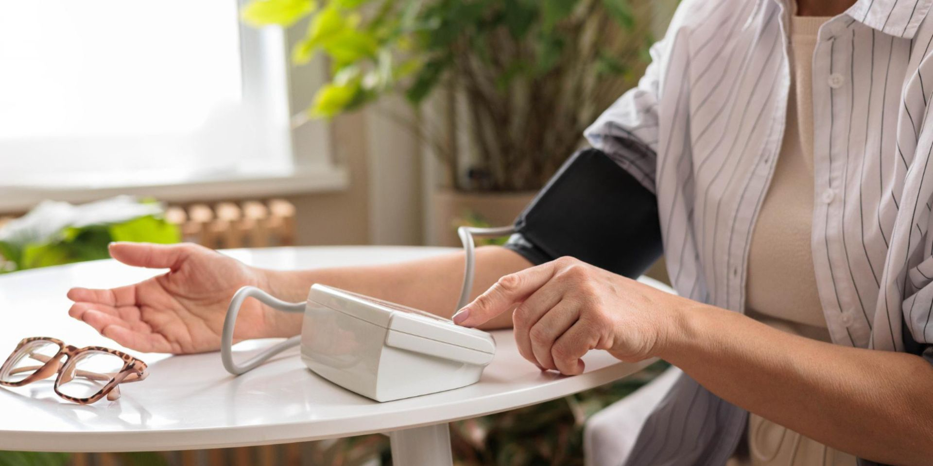 Como medir a tensão arterial em casa: preparação, registo e escolha do aparelho